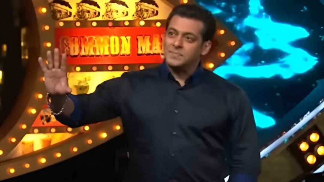 bollymastivilla's tweet photo. 💸 Rs 2.5 Crore for JUST 3 Days! 😱

This celeb became the highest-paid contestant in Bigg Boss history! Salman Khan’s show saw major drama and major paychecks this season. Can you guess who it is?

#BiggBoss #SalmanKhan #RealityTV #HighestPaidContestant #BiggBossBuzz #ViralNews https://t.co/rdRBxZ1UpG