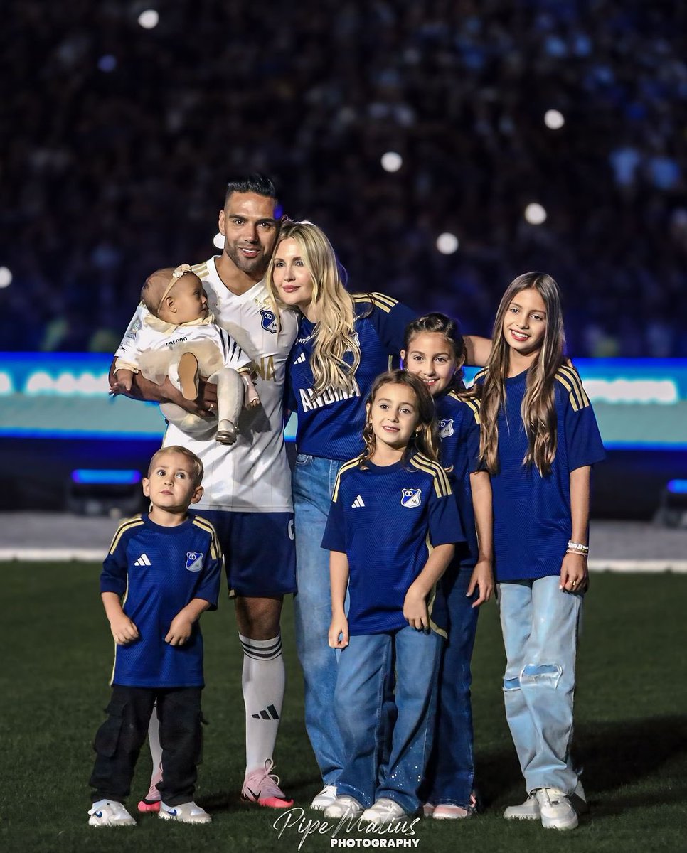 losembajagoles's tweet photo. Gracias @FALCAO Ⓜ️

Gracias @LoreleiTaron 💙 https://t.co/5Xoi75x8h6