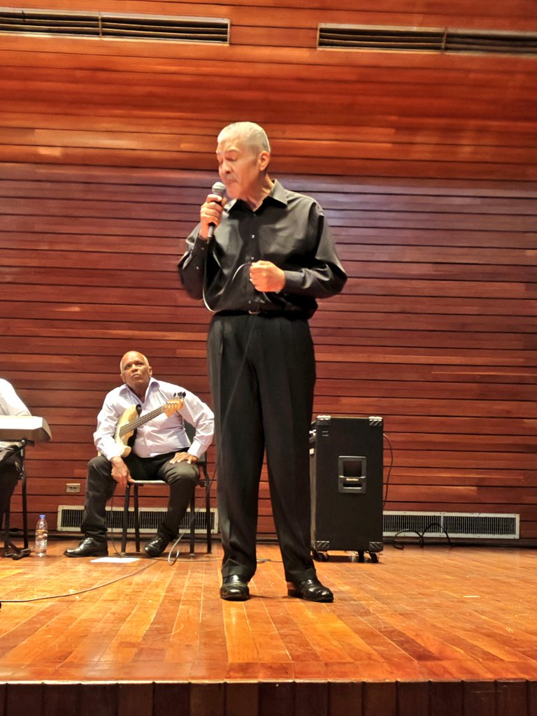 🎶 Hoy, en el Día Nacional del Bolero, el Prof. Luis Peñuela brilló con una intervención magistral en la Sala de Conciertos de la UCV.  ¡Un momento inolvidable! 🇻🇪 #Bolero #UCV #CatedradelBolero