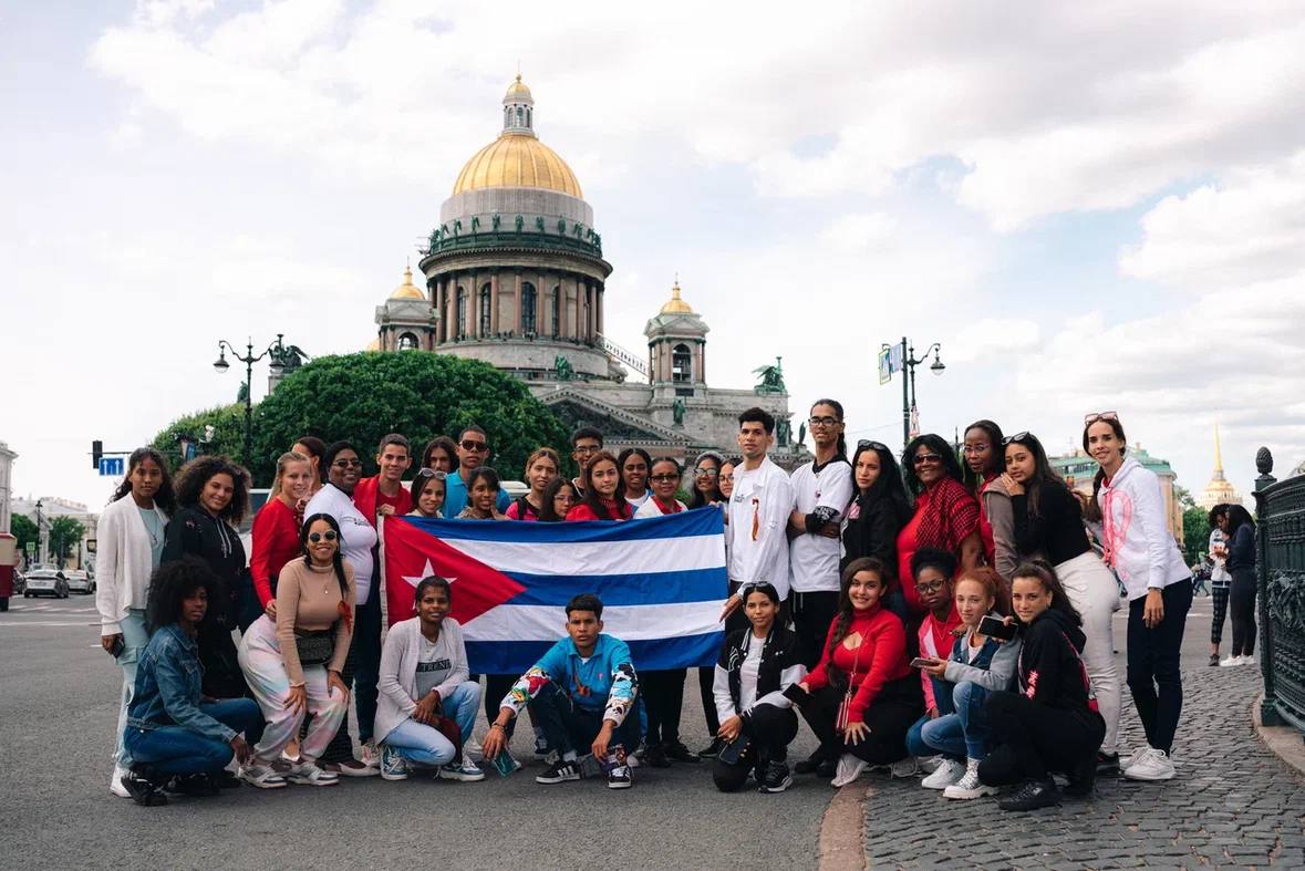 EmyBatistaCuba's tweet photo. Este fin de semana, en la llamada capital septentrional rusa se celebró la gran fiesta tradicional “Velas Escarlatas” que se lleva a cabo para los graduados de las escuelas de San Petersburgo donde fueron invitados más de 50 escolares cubanos.
#DeZurdaTeam https://t.co/3cABljjHf9
