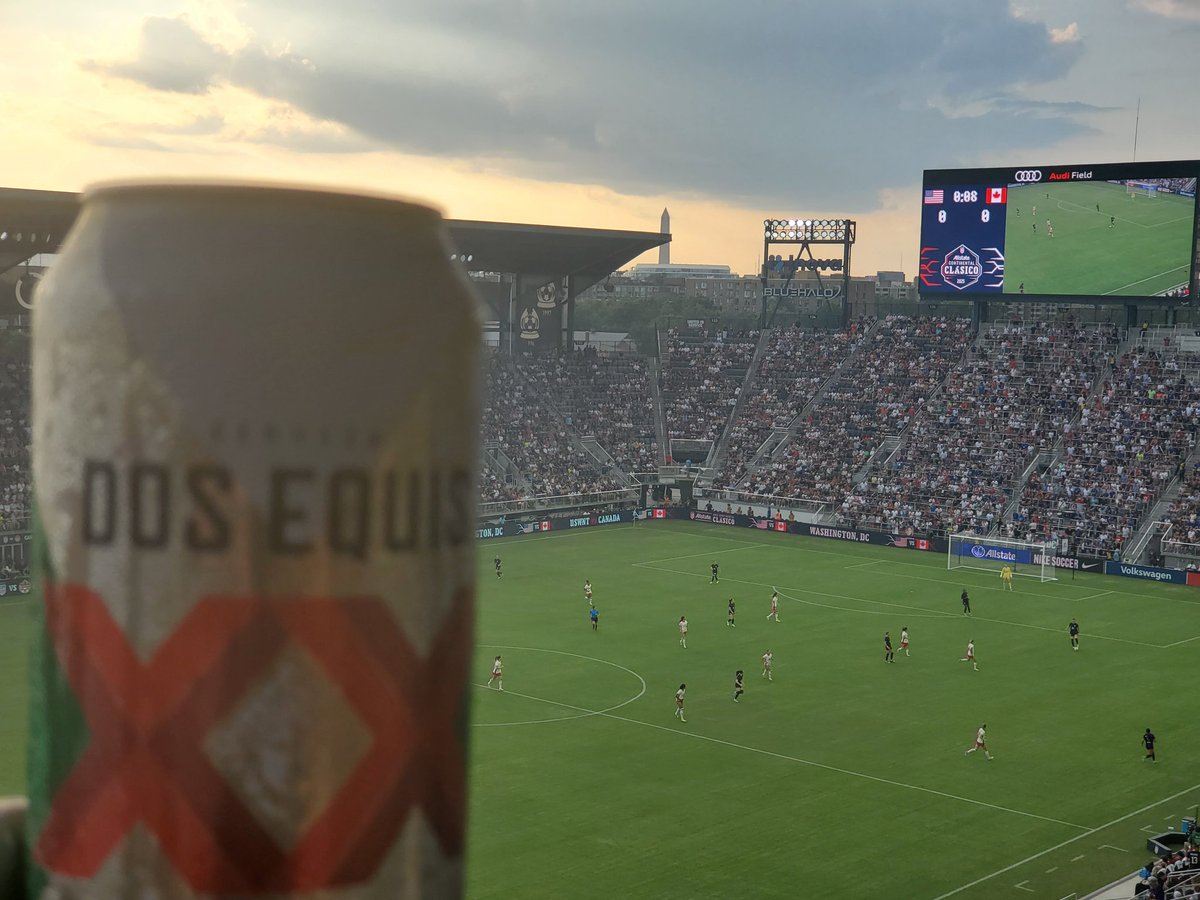 Alternative4NY's tweet photo. At the 🇺🇲 v 🇨🇦 women's national friendly (while drinking 🇲🇽 beer, very NAFTA of me), and there's fully a nest on one of the stadium lights. Having a great time. https://t.co/gBVBvpiKtl