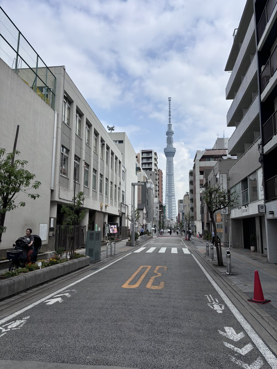 スカイツリーに向かって歩く朝