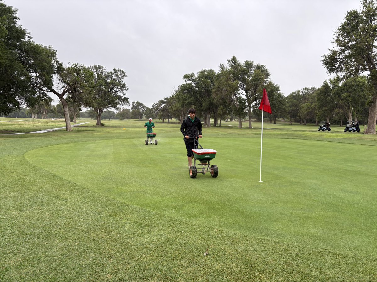 ChadParron's tweet image. Great day to throw Gypsum and 0-0-50 with the 🌧️ @GCSAA