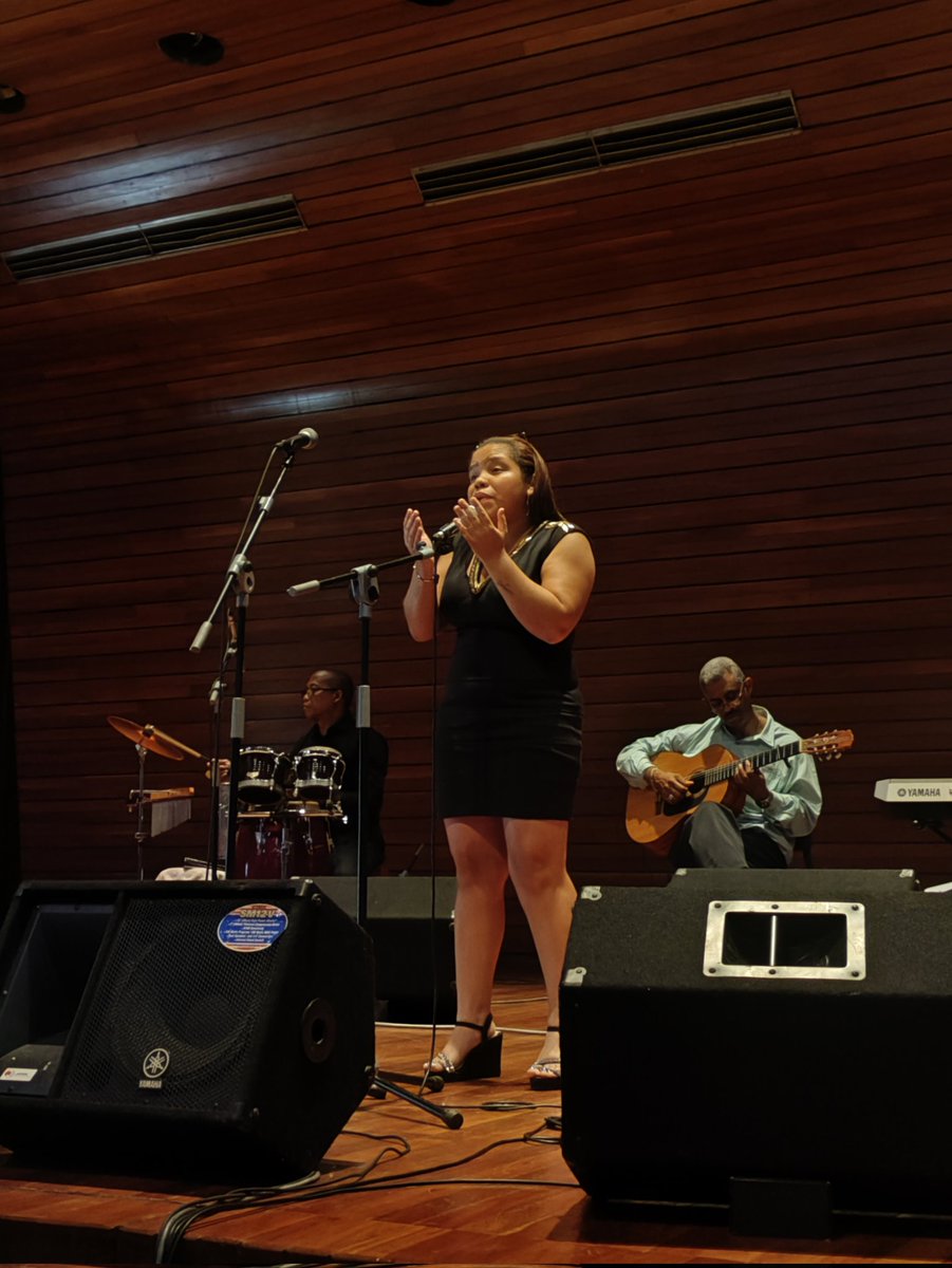 🎵 La Sala de Conciertos de la UCV vibró con el talento y la chispa de las nuevas generaciones. ¡Danielys Sosa deslumbró con su interpretación! 🇻🇪 #Bolero #UCV #CatedradelBolero