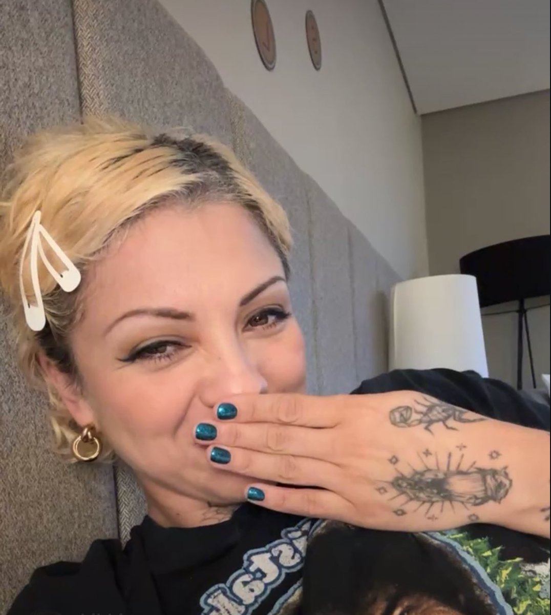 Mi Sally Bowlessssssss preciosa🥺❤️ <a href="/monlaferte/">Mon Laferte</a> amamos que hagas lives