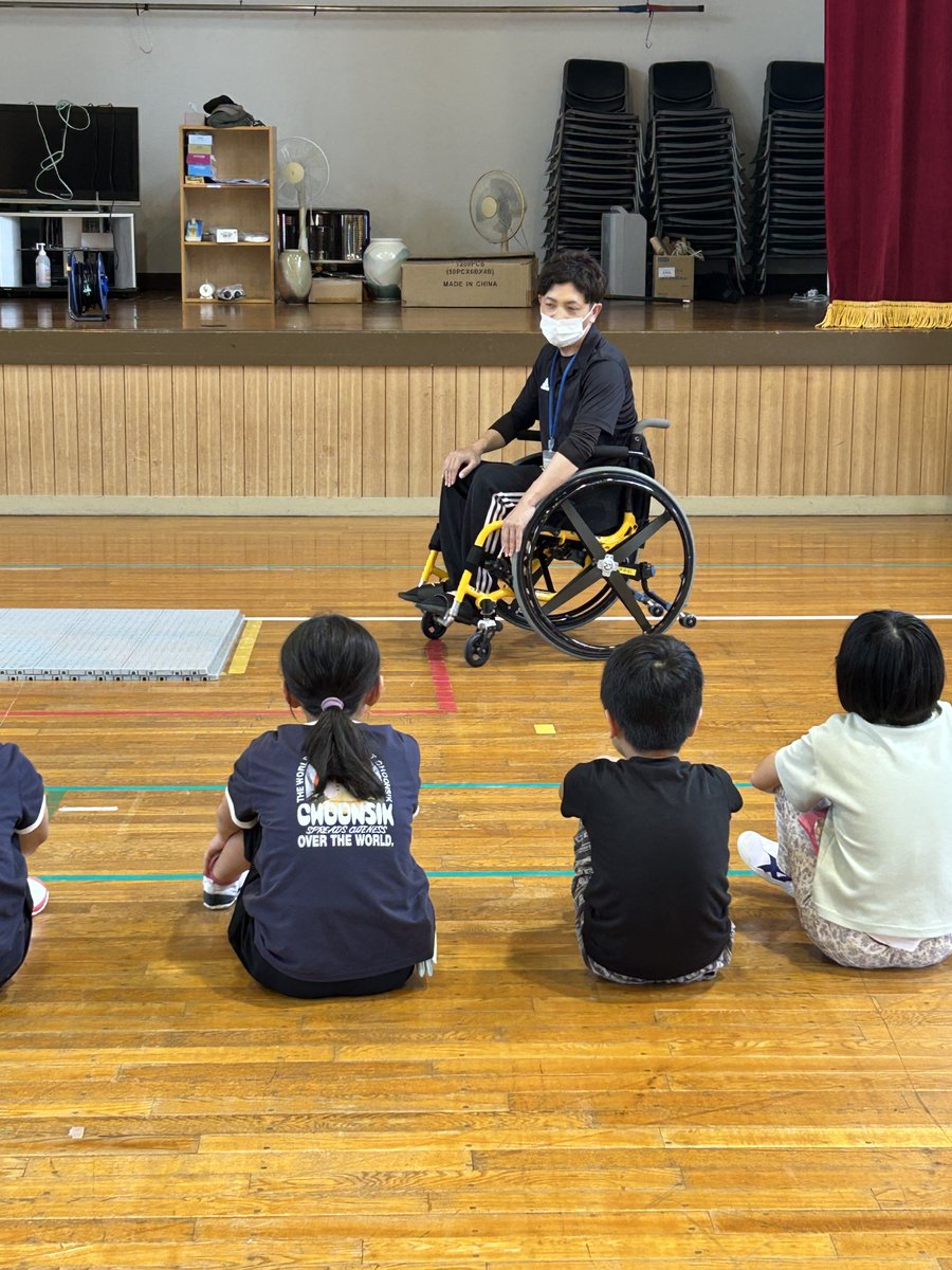 RCPD_beppu's tweet photo. 【日常の一コマ】
小学校の福祉体験学習に、センター職員が講師として招かれました。体験を通じて、障害者に対する理解を深め、「ハンデを持つ方々の大変さや接し方」を学ぶものです。車椅子の乗り方や介助方法を学び、スポーツ体験や自助具の使用体験などを行いました。 https://t.co/PonqSW7FI6