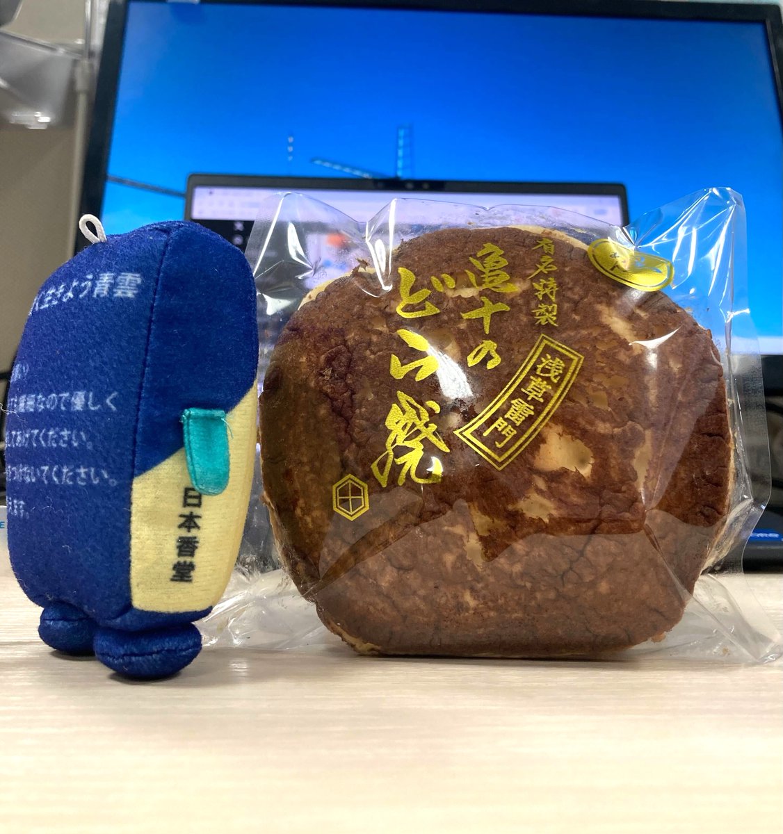 nipponkodo_jp's tweet image. おは香堂です🪁🪁
出社したら先輩から嬉しい贈り物が✨✨
おーきなっどら焼きに青雲くんもびっくり😱
甘いものチャージして今日も一日がんばります💪
本日もよろしくお願いします😊