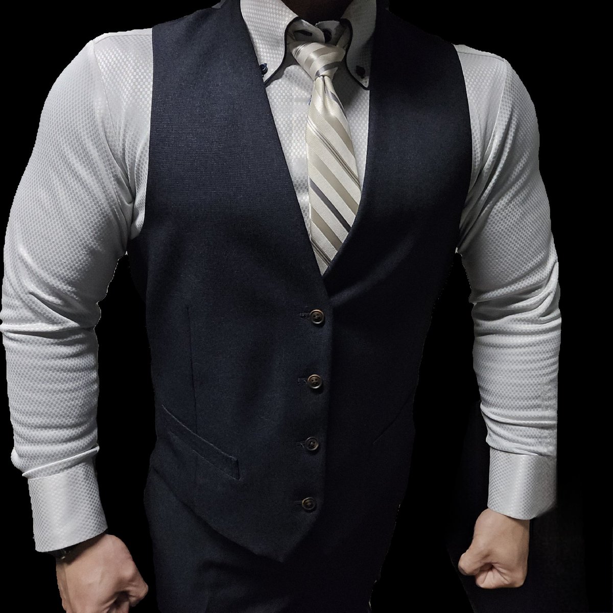 久々にスーツ着るとパツパツ