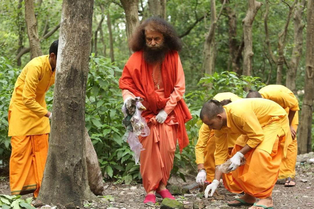 PujyaSwamiji's tweet photo. सिंगल यूज़ प्लास्टिक हमारे जीवन का सबसे खतरनाक "सुविधा का जाल" है। आज का एक छोटा फैसला *प्लास्टिक को ना* भविष्य में लाखों जीवन बचा सकता है। #PlasticBagFreeDay2025 पर लें संकल्प: सिंगल यूज़ प्लास्टिक को हमेशा के लिए अलविदा कहें.🌿🌏
#SayNoToPlastic #BeatPlasticPollution #PlasticFreeIndia #GoGreen #EcoFriendlyLiving #SustainableFuture #CleanIndiaGreenIndia #ZeroWaste #BanSingleUsePlastic