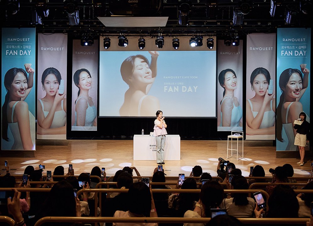 rawquest_'s tweet image. 6/20 비가 추적추적 내리던 강남🥰
날씨가 흐려도 혜윤 님과 팬들의 얼굴엔
설렘반 기쁨반, 미소 한가득이었던
아주 특별한 만남🤍
당첨자들을 위한 개별 사인부터
다양한 경품 추첨 이벤트와 럭키드로우✨
혜윤 님의 저녁 메뉴까지 알 수 있었던 아주 소듕한 2시간-
앞으로도 로우퀘스트와…