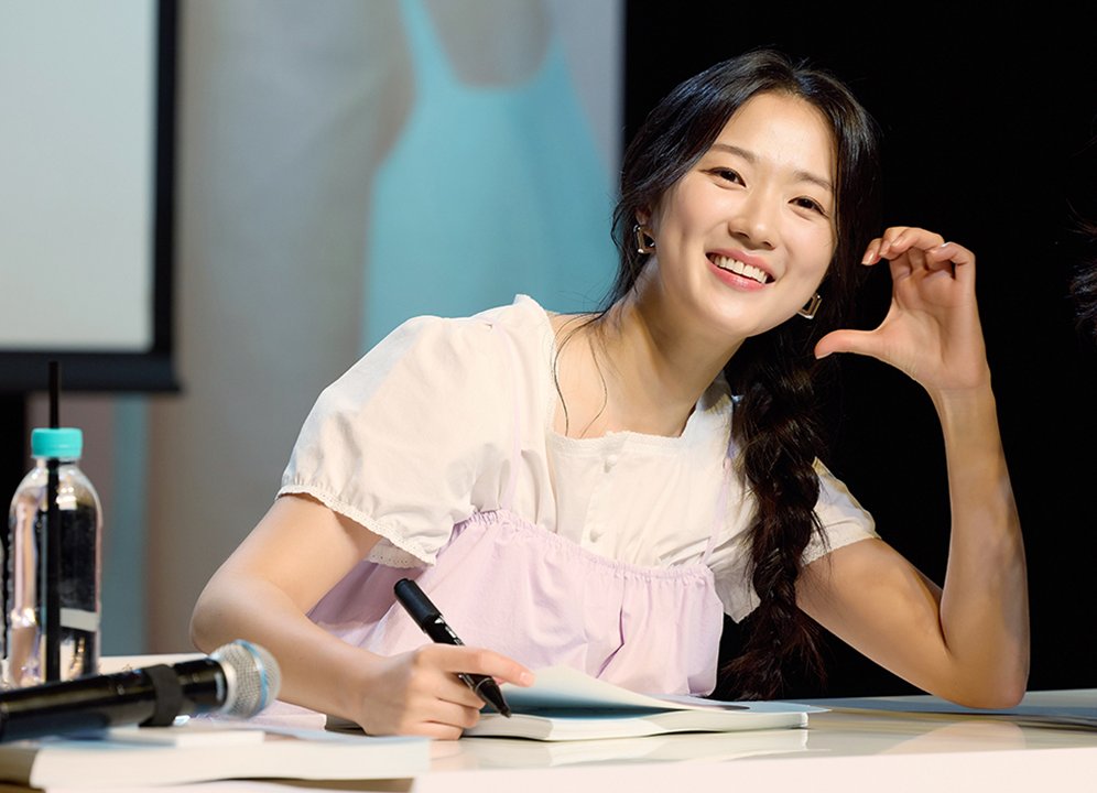 rawquest_'s tweet image. 6/20 비가 추적추적 내리던 강남🥰
날씨가 흐려도 혜윤 님과 팬들의 얼굴엔
설렘반 기쁨반, 미소 한가득이었던
아주 특별한 만남🤍
당첨자들을 위한 개별 사인부터
다양한 경품 추첨 이벤트와 럭키드로우✨
혜윤 님의 저녁 메뉴까지 알 수 있었던 아주 소듕한 2시간-
앞으로도 로우퀘스트와…