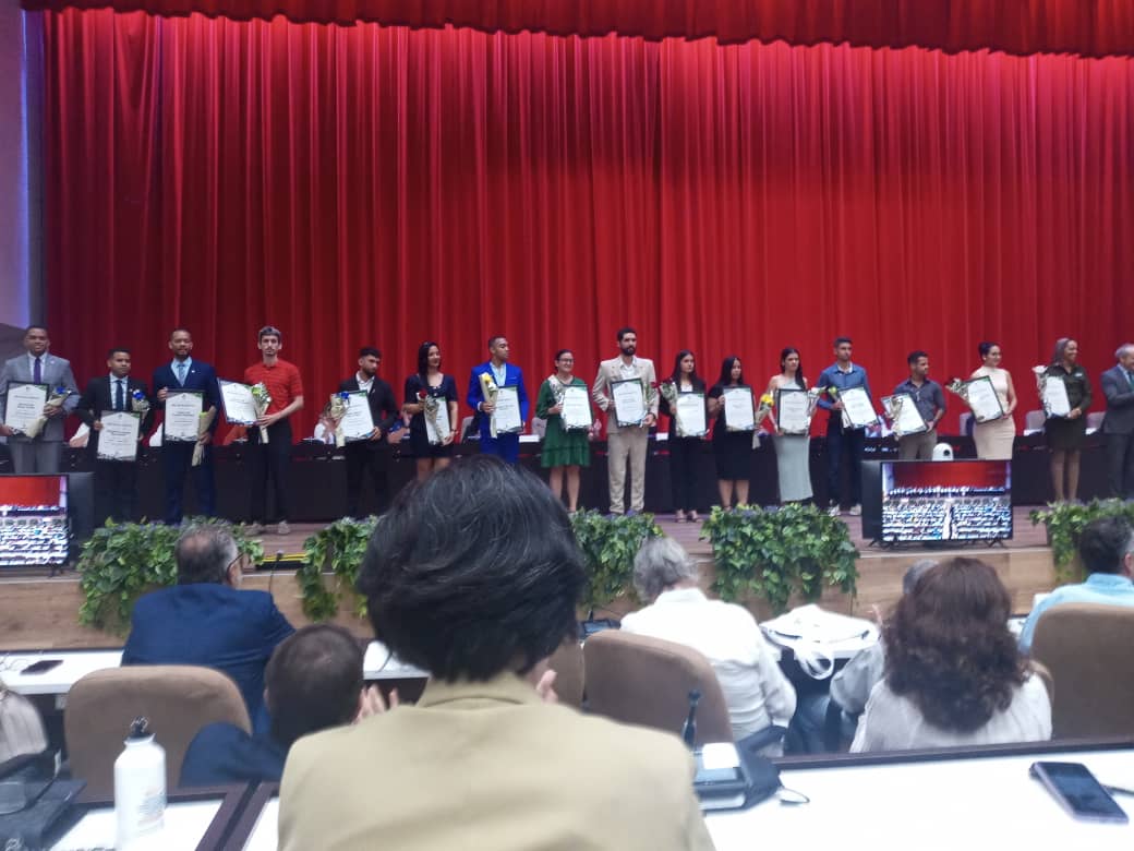 TeresaBoue's tweet photo. Homenaje de la Convención Internacional de Medio Ambiente al General de Ejército Raúl Castro Ruz, líder de la Revolución por su aporte al Plan de Estado "Tarea Vida". Fueron reconocid@s jóvenes de #Cuba por su aporte a las Ciencias. El 47 % eran #MujeresEnRevolución
#AmaLaVida https://t.co/vujae2Izc3