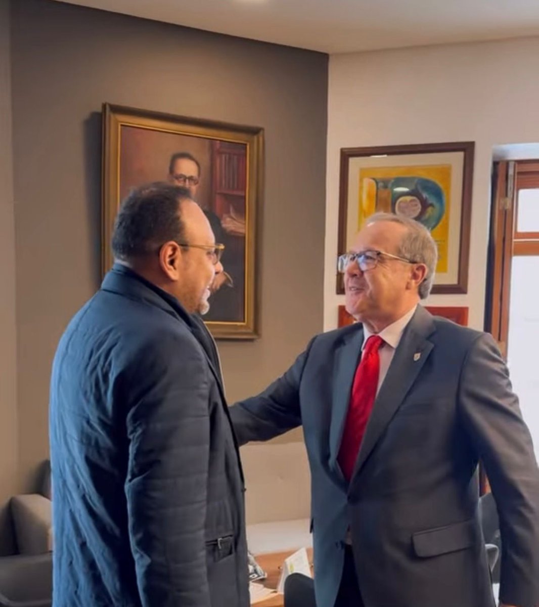 ULaGranColombia's tweet photo. El doctor @JulianRMolinaG, Ministro TIC, ilustre egresado de la Universidad La Gran Colombia, visitó el Alma Mater. Durante el encuentro con el Sr. Rector, Dr. Marco Tulio Calderón Peñaloza, dialogaron sobre formación integral, desarrollo tecnológico, entre otros temas. https://t.co/FsRr7McwHw
