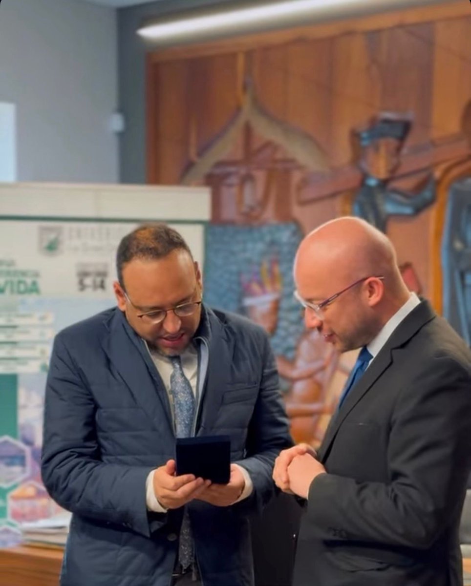 El doctor <a href="/JulianRMolinaG/">Julián Molina Gómez</a>, Ministro TIC, ilustre egresado de la Universidad La Gran Colombia, visitó el Alma Mater. Durante el encuentro con el Sr. Rector, Dr. Marco Tulio Calderón Peñaloza, dialogaron sobre formación integral, desarrollo tecnológico, entre otros temas.