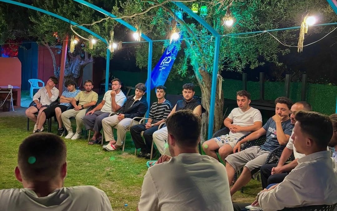 🚩Önceki dönem üniversite başkanımız Kerem Özsoy ve yakın dönem mezunlarımız  yaz kampımızı ziyaret ettiler .
Kendilerine nazik ziyaretlerinden ötürü teşekkür ederiz.