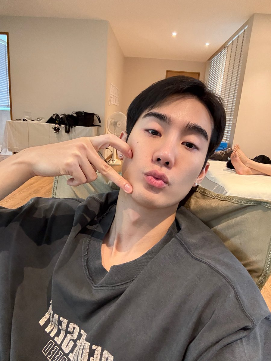 whichlyboo's tweet photo. ทำไมฟอสบุ๊คไม่ลองมาแชะๆด้วยกันสักรูปคะ แก้งสาววายฮัมไมเนี่ยยย😭

— #fforce_ #kasibook #forecbook 🪽 https://t.co/Mjnzie6nZ1