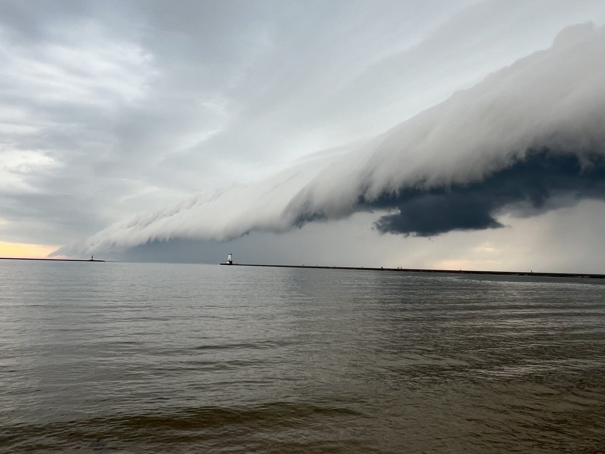 KateRuffini's tweet photo. @wxblakeharms Here are a few shots from Ludington! https://t.co/PSSvE5cde4