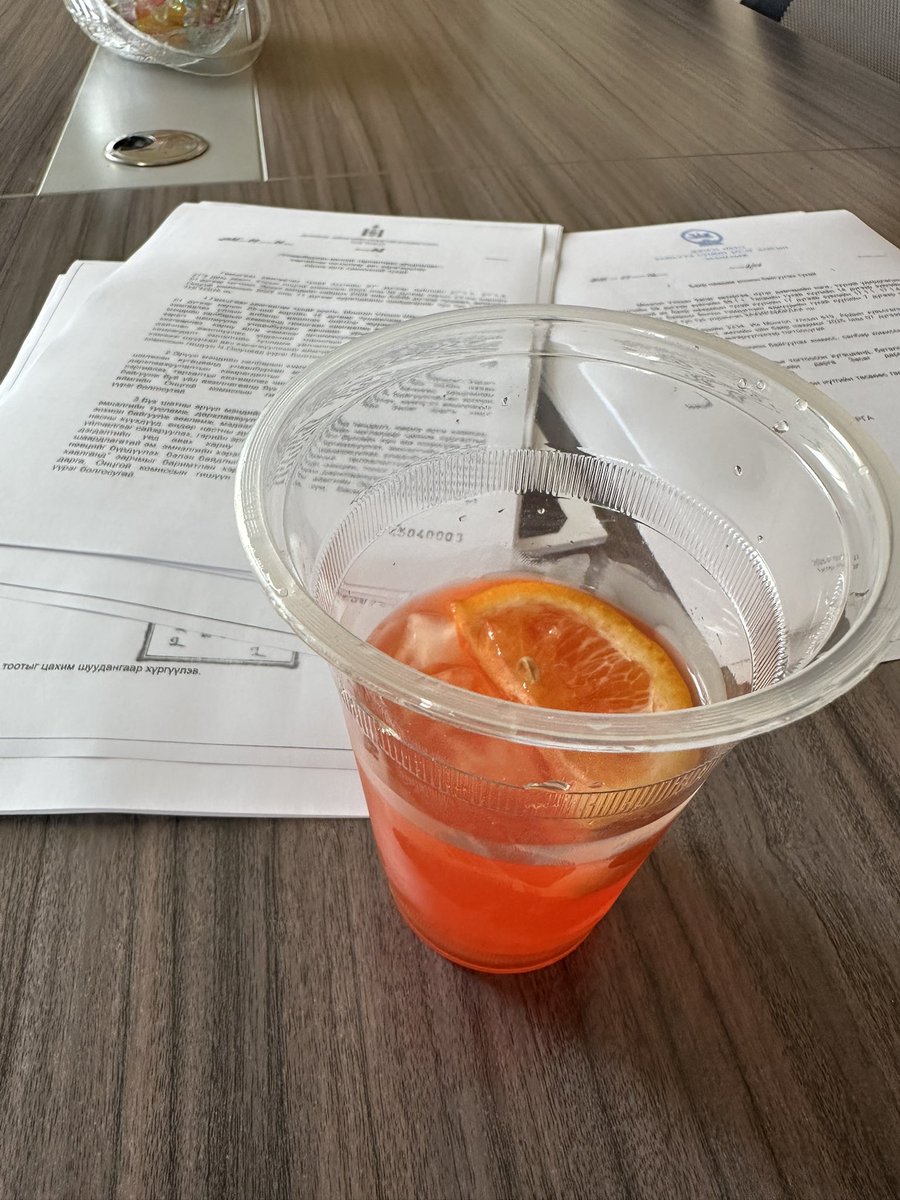 Өглөө ажилдаа ирсэн чинь өнөөдөр төрийн албаны өдөрт зориулаад ийм хөөрхөн мөстэй ундаа шоколадтай бас даалгавартай угтаж бна. Манай хууль эрх зүйн мэргэжилтэн МУИСын хуулийн ангийг төгссөн мундаг санаачлагатай албан хаагч байдаг. Янз бүрийн ажил санаачилж байдаг