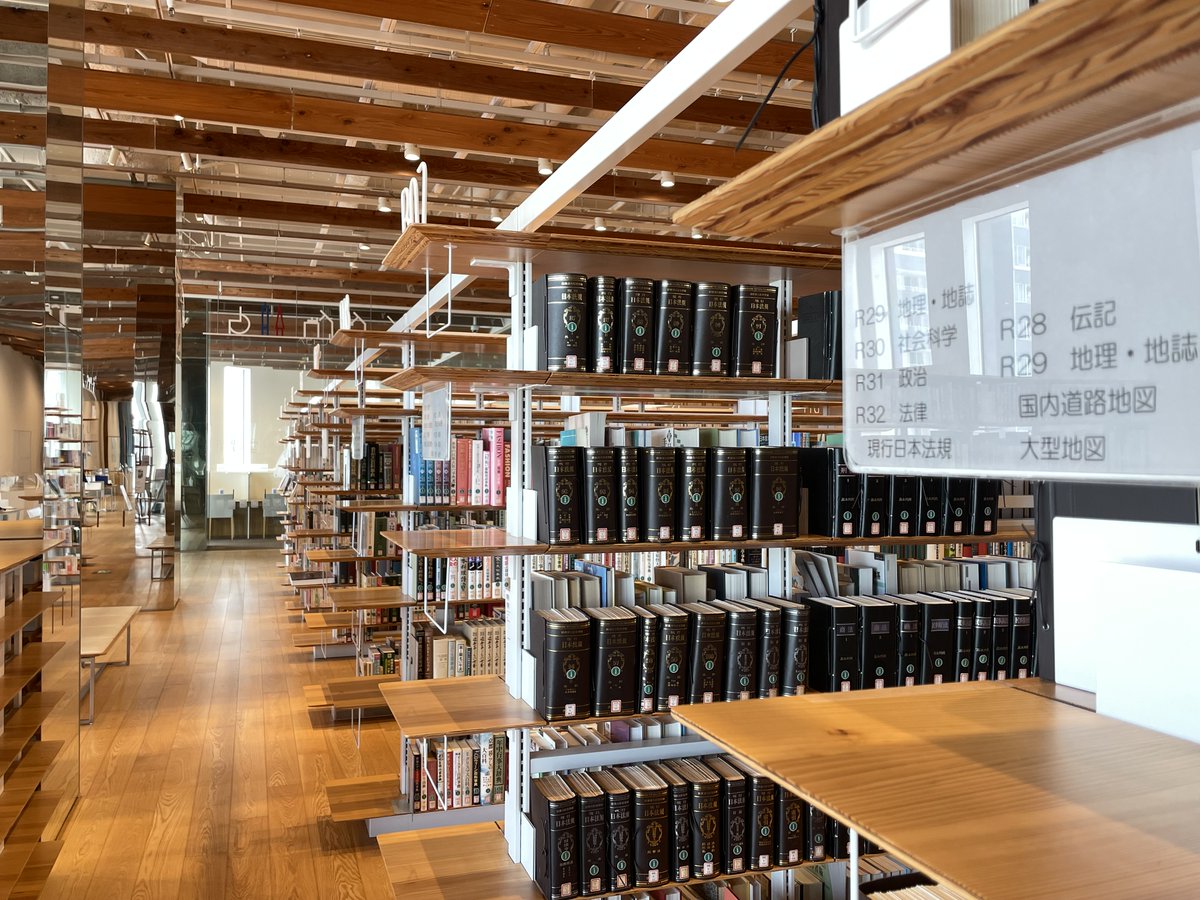 toyama_citylib's tweet photo. ちょっとした調べものでも、図書館の参考資料は強い味方。
複数の辞書や年鑑、統計も自由に見られます。

参考図書を調べるための参考図書もありますし、調べ方がわからないときは司書にご相談いただければ、調べもののサポートをしますよ。

#調べる力 #レファレンス #富山市立図書館 https://t.co/fXLQOQBrVY