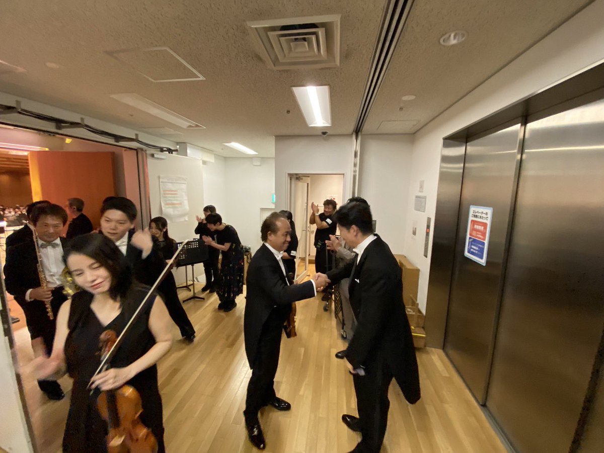 KosukeTsunoda's tweet image. 昨晩は『題名のない音楽会』の公開収録でした。眩しいばかりのオーラのある皆さんに囲まれました。司会、トーク、歌唱、そして東京フィルの演奏、どれも素敵です。「名指揮者の考察シリーズ！ボレロはなぜ繰り返すのか？を探る音楽会」は8月2日、「日本版キャストが歌う！ディズニーの音楽会」は8月9日…