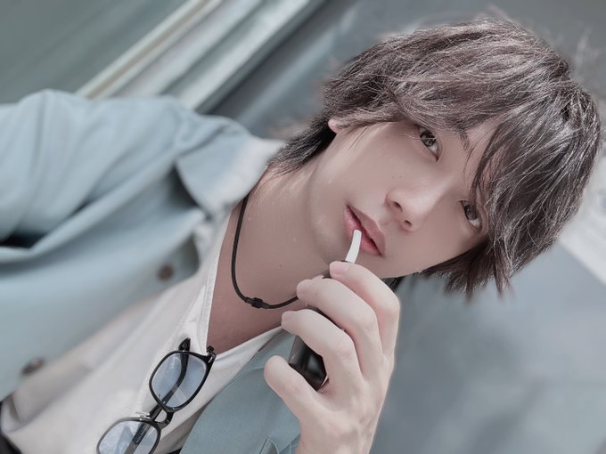 ヘアセット上手にできて澄ました顔をしている競泳水着所持男性、なんと汗だくなのである 