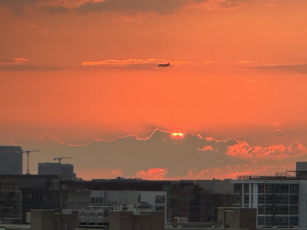 StewartVerdery's tweet image. Beautiful night at @Nationals Park looking back at @Reagan_Airport @capitalweather @StormHour @ThePhotoHour