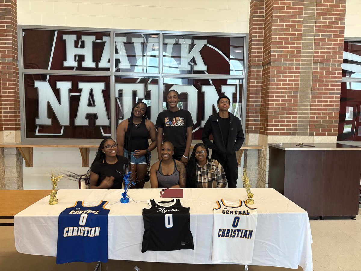 Red Oak Lady Hawks Basketball⛹️‍♀️ tweet media
