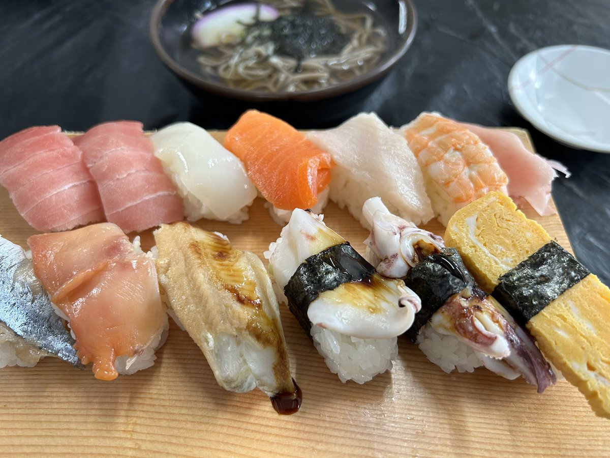 本日のサービス品は、寿司定食(1370円→1200円)です！
 #ランチ  #日替わり定食  #八戸  #八食センター  #勢登鮨  #寿司  #鮨