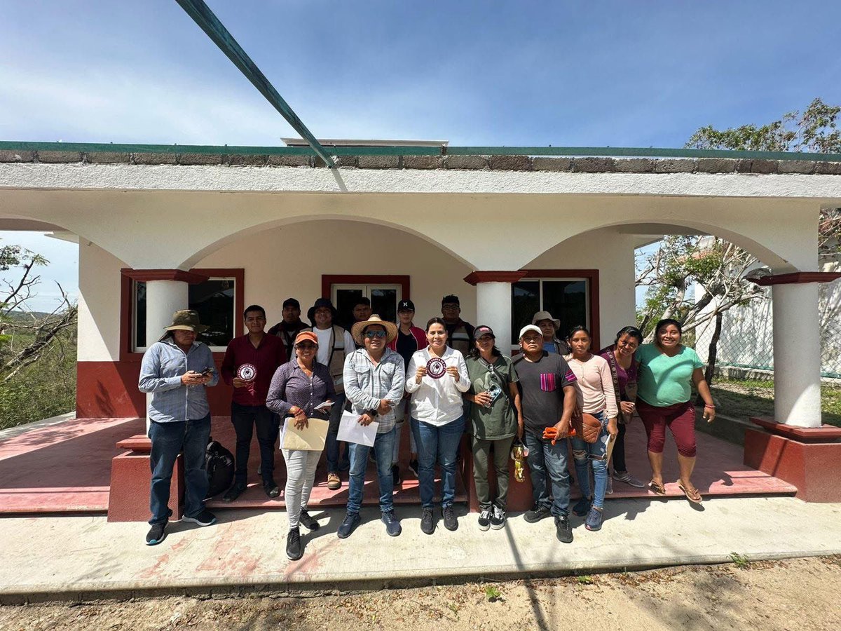 EL Gobierno del Estado de Oaxaca SIGUE AUXILIANDO A LAS FAMILIAS DE LA COSTA

En #PinotepaNacional, el Secretariado Ejecutivo Oaxaca hizo entrega de láminas a familias que sufrieron daños en sus techados por el paso del huracán Erick.
