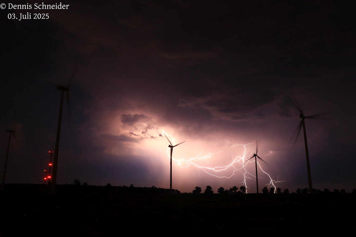 3. Juli 2025: Nächtliches #Gewitter nahe Christinendorf (Teltow-Fläming, #Brandenburg) an der Kaltfront des Tiefs #DIETER. 
Dabei um 01 Uhr MESZ noch 30°C, dahinter um 02 Uhr MESZ mit auffrischendem NW-Wind noch 24°C. #wetter #Blitze