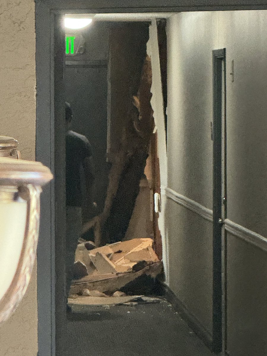 TOBLAR0NE's tweet image. Bro my neighbors apartment just exploded. Fire and everything. It’s out now and no one got hurt but wtf!!