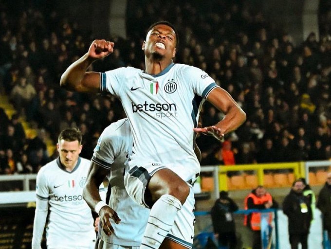 Barcelona are considering a move for Denzel Dumfries as the release clause deadline nears.