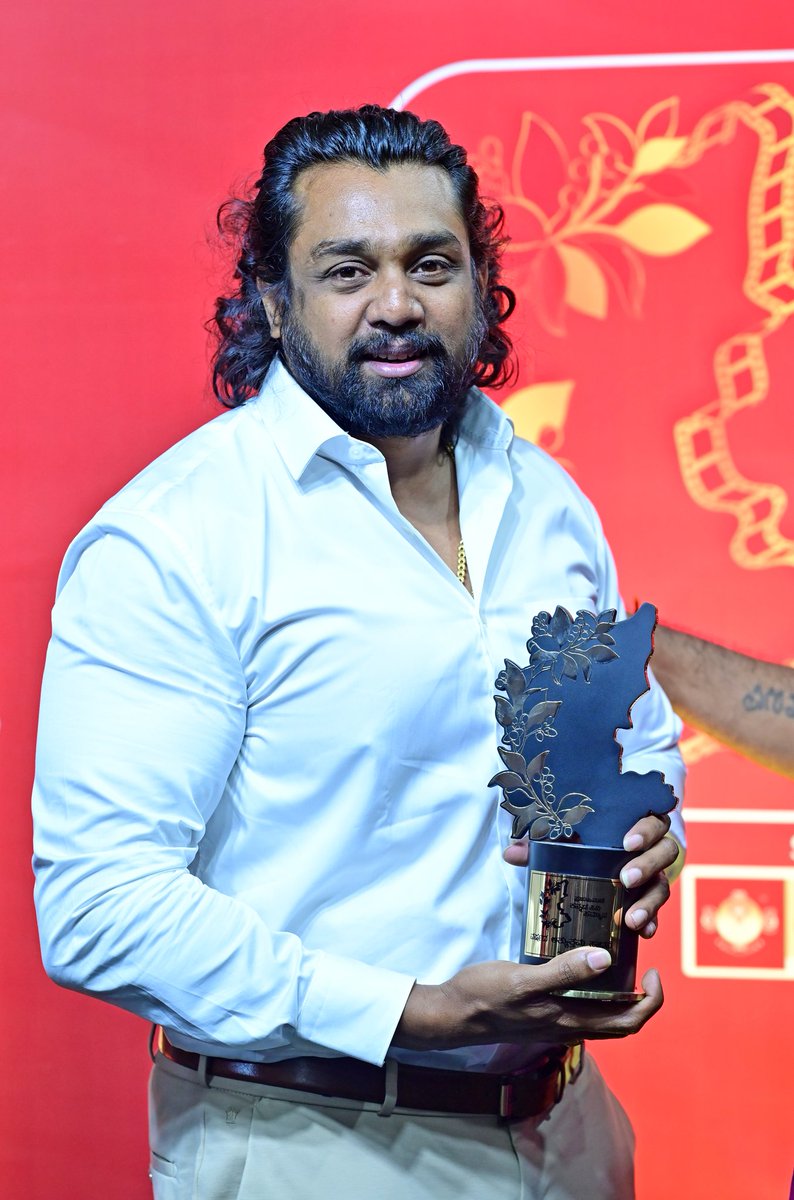 DHRUVASARJA06's tweet photo. ಪ್ರಜಾವಾಣಿ ಕನ್ನಡ ಸಿನಿ ಸಮ್ಮಾನ ಕಾರ್ಯಕ್ರಮದಲ್ಲಿ ಆಕ್ಷನ್ ಪ್ರಿನ್ಸ್ ಧ್ರುವ ಬಾಸ್ ರವರಿಗೆ ಪ್ರಶಸ್ತಿ ನೀಡಲಾಯಿತು
ಜೈ ಆಂಜನೇಯ ❤️🙏
#Dhruvasarja #Prajavaani #KDTheDevil #deprem https://t.co/lURCAIOx7Z