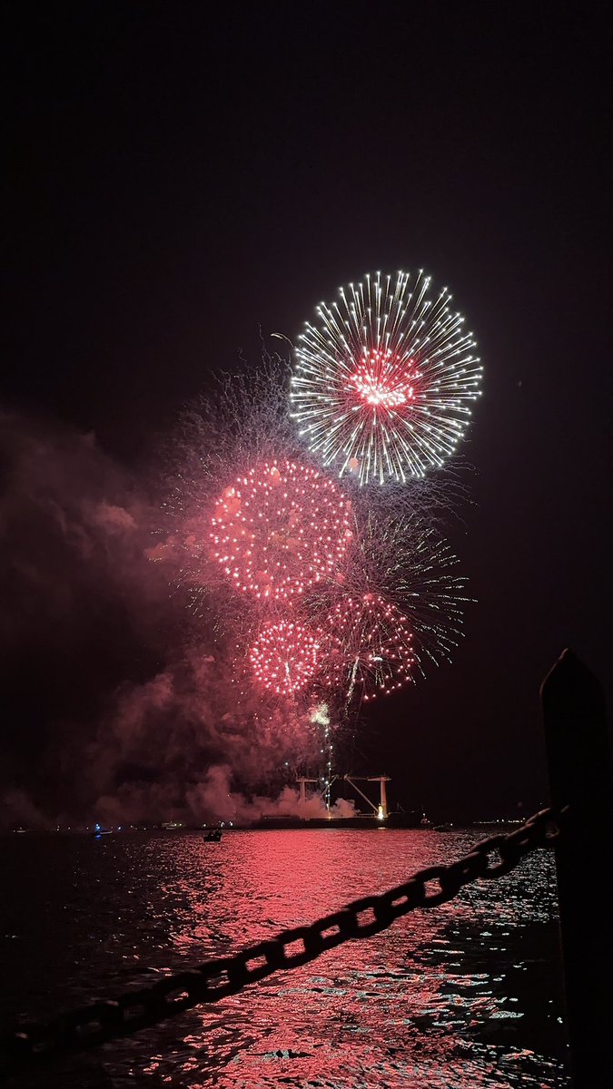 ItsEricAaberg's tweet image. Saw some of the best fireworks I’ve ever seen last night for #CanadaDay 🤞🇨🇦