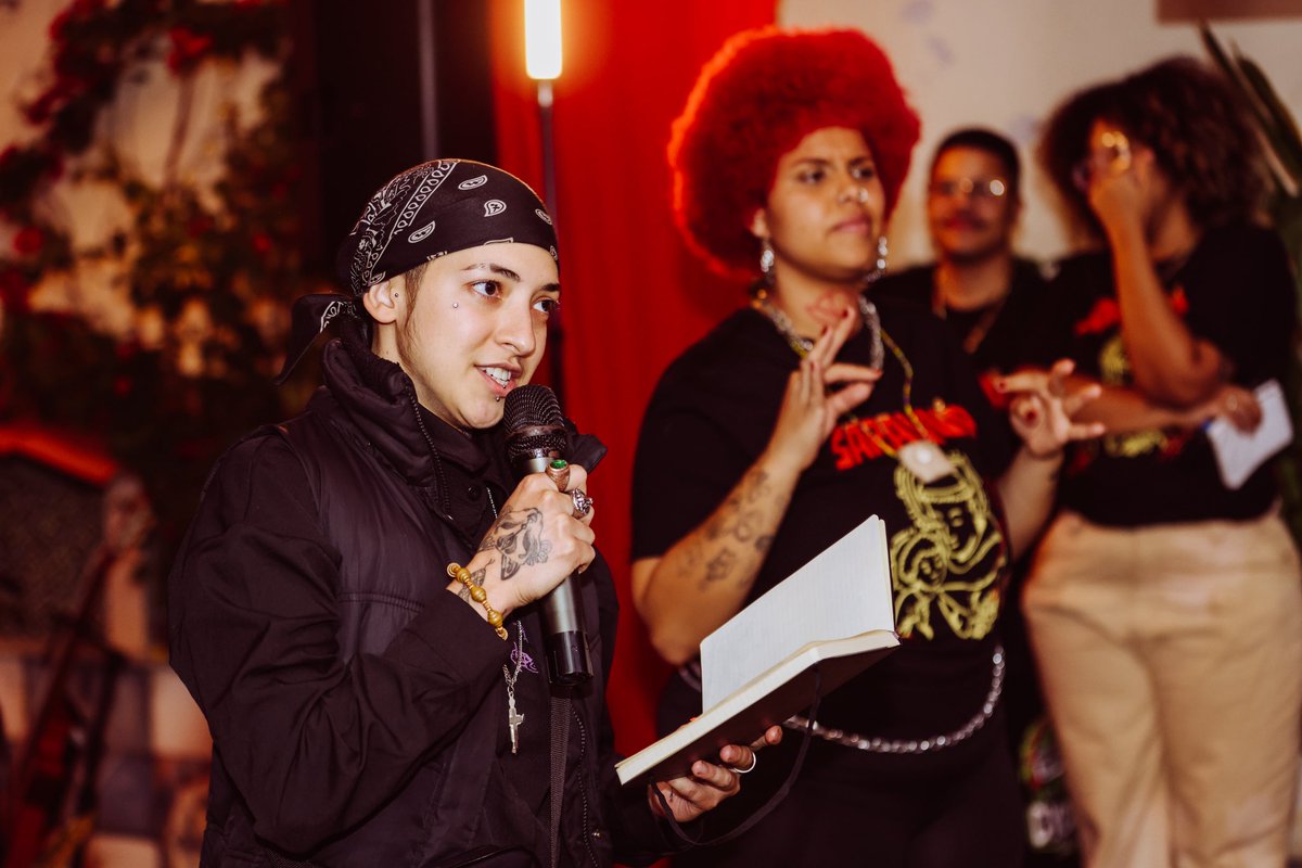Sarau_Va's tweet photo. No Sarau-Vá Encruzilhada a gente torceu, chorou, sambou e sorriu! 🙌🏾 

Teve poesia, samba, rock doido e muito axé! A Casa Akotirene se firmou como terreiro e arquibancada. 

Fé na música, na palavra e no futebol. Que a poesia siga abrindo caminhos!

📸 Thais Mallon https://t.co/8IDCIcTsKq