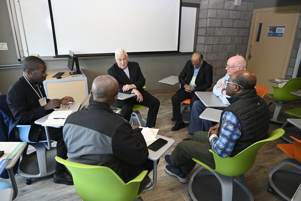 El día 3 de la Asamblea #IAJU2025 nos llevó al corazón de los grandes desafíos que enfrenta la educación superior jesuita hoy.  
 
Por la mañana, la Plenaria 4 abordó las oportunidades y tensiones que la inteligencia artificial plantea a nuestras universidades. Reflexionamos