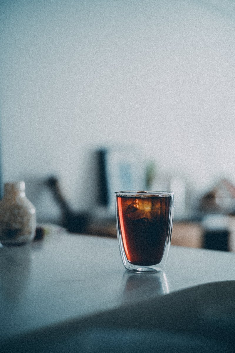 今年は暑いから6月はじめからアイスコーヒー。自分で淹れるときは、豆を倍にして、お湯の量をいつもの7割ぐらいで氷をたっぷりで冷やすとちょうどいい。淹れるのは面倒だけど、スマホから離れてボケっとするのにちょうどいい時間。暑くて疲れるなーとか、そんなこと考えてた。