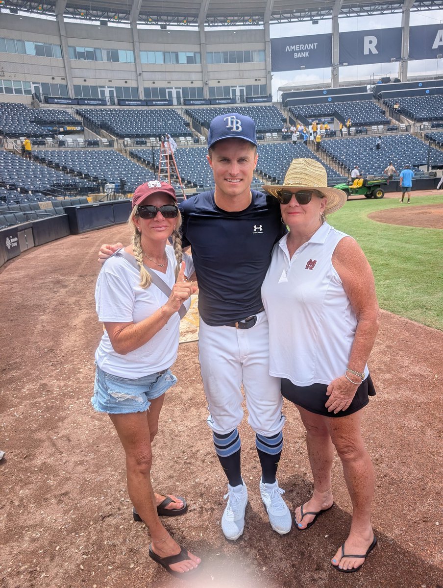 Sandysisco07's tweet photo. Great day at the ballpark. The Mayor @jakemangum15 was nice enough to get a pic with my sister and me. #tampabayrays #hailstatebb https://t.co/adyFRUANmZ