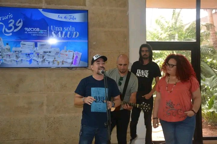 En el 39 aniversario del <a href="/CIGBCuba/">CIGBCuba</a> artistas miembros de la AHS  compartieron su arte con los trabajadores en una tarde de música, creación y talento. Gracias @Abel Gerones, @Yasel Toledo Garnache, @Santa Masiel y @El Kikiri.