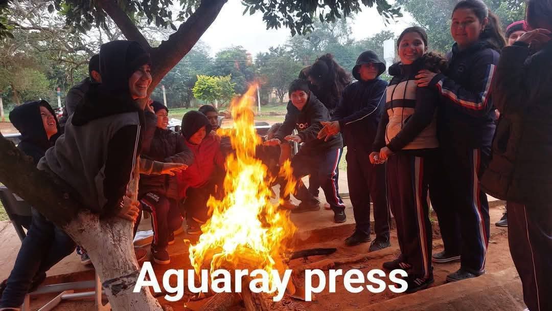 Clases frente a una fogata en San Pedro. 
Más de la mitad de los 170 alumnos de la Escuela Básica N° 7108 y el Colegio Nacional República del Paraguay reciben clases al aire libre, tras la clausura de un pabellón en ruinas.
Los niños y jóvenes llevan leñas y carbón para combatir