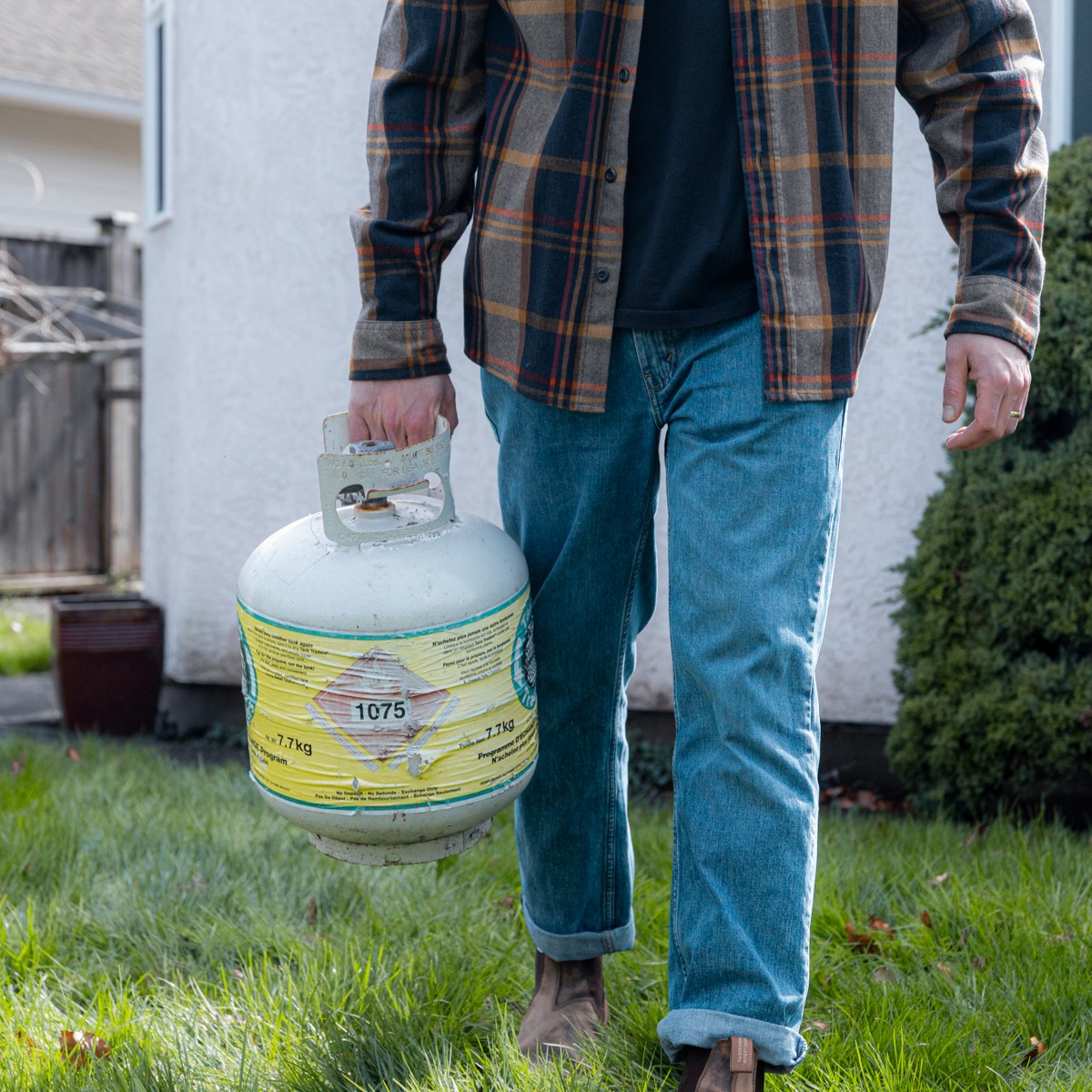 BCFireSmart's tweet image. Combustibles like firewood and propane tanks can pose a serious wildfire risk if they’re stored too close to your home. To increase wildfire resilience, move these items at least 10 metres away from all structures on your property. Learn more: begins-at-home-guide.firesmartbc.ca