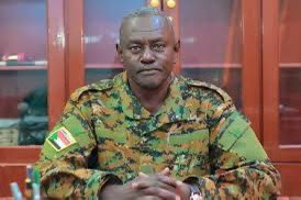 السيد والي الخرطوم..

عثمان ميرغني 

قرأت تعليقات كثيرة لعائدين إلى الخرطوم يشتكون واقع الحال وسوء المآل.. الخدمات غائبة في معظم الأحياء.. لا ماء لا كهرباء.. و لايبدو في الأفق القريب ما يبشر بعودتهما.. و متلازمة الباعوض والملاريا و الحميات وشح المستشفيات والدواء والكوادر الطبية.