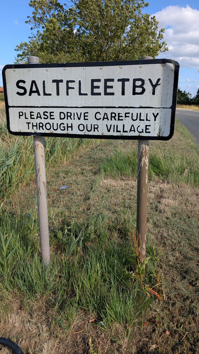 brobinson4lcc's tweet image. Project TLC continues at Saltfleetby, cleaning street furniture and reporting issues to @fixmystreet before the Parish Council meeting tonight