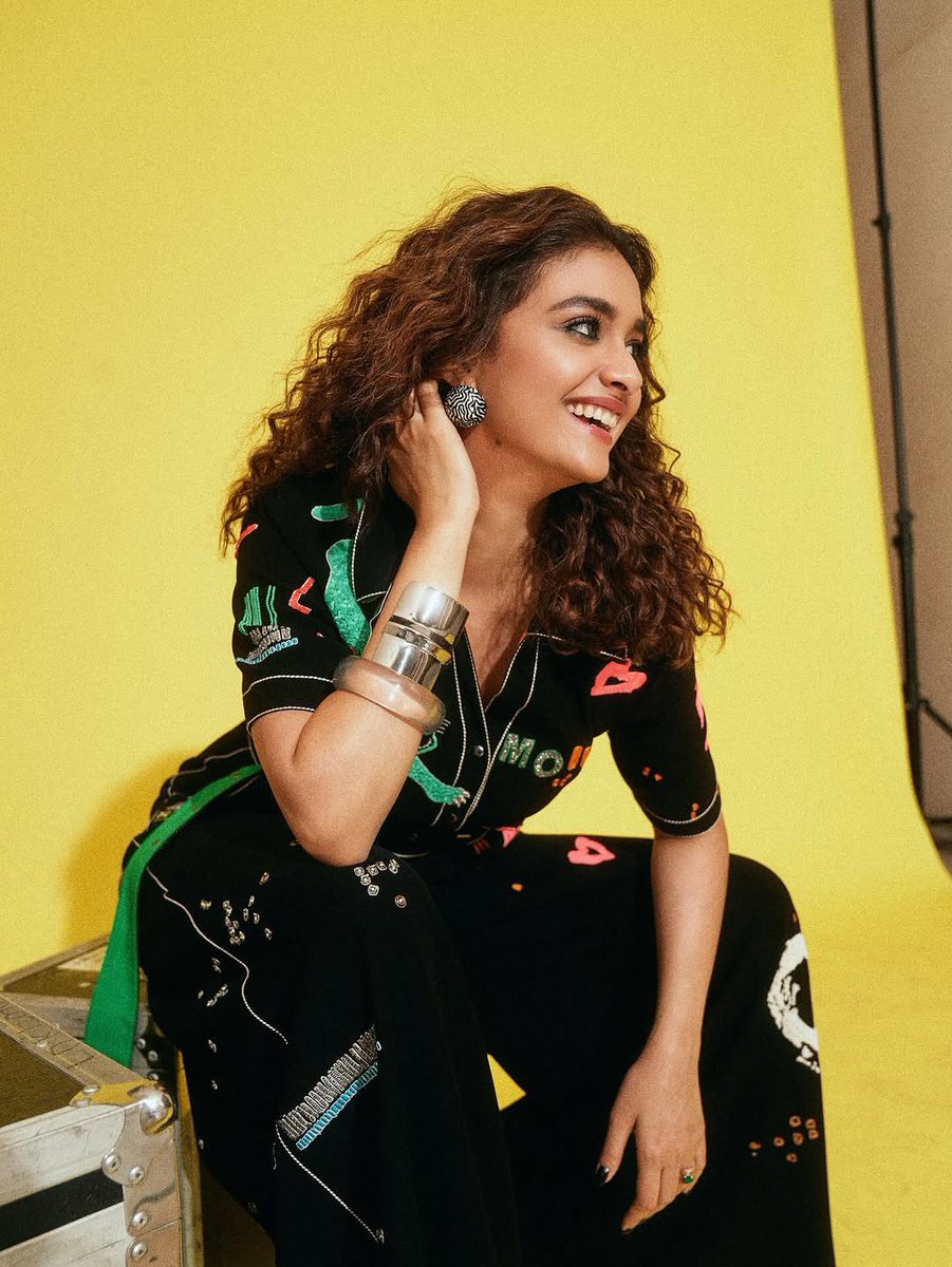 TrendsKeerthy's tweet photo. Just vibes and curls.✨🖤  @KeerthyOfficial #KeerthySuresh https://t.co/mcbwiOlIGg