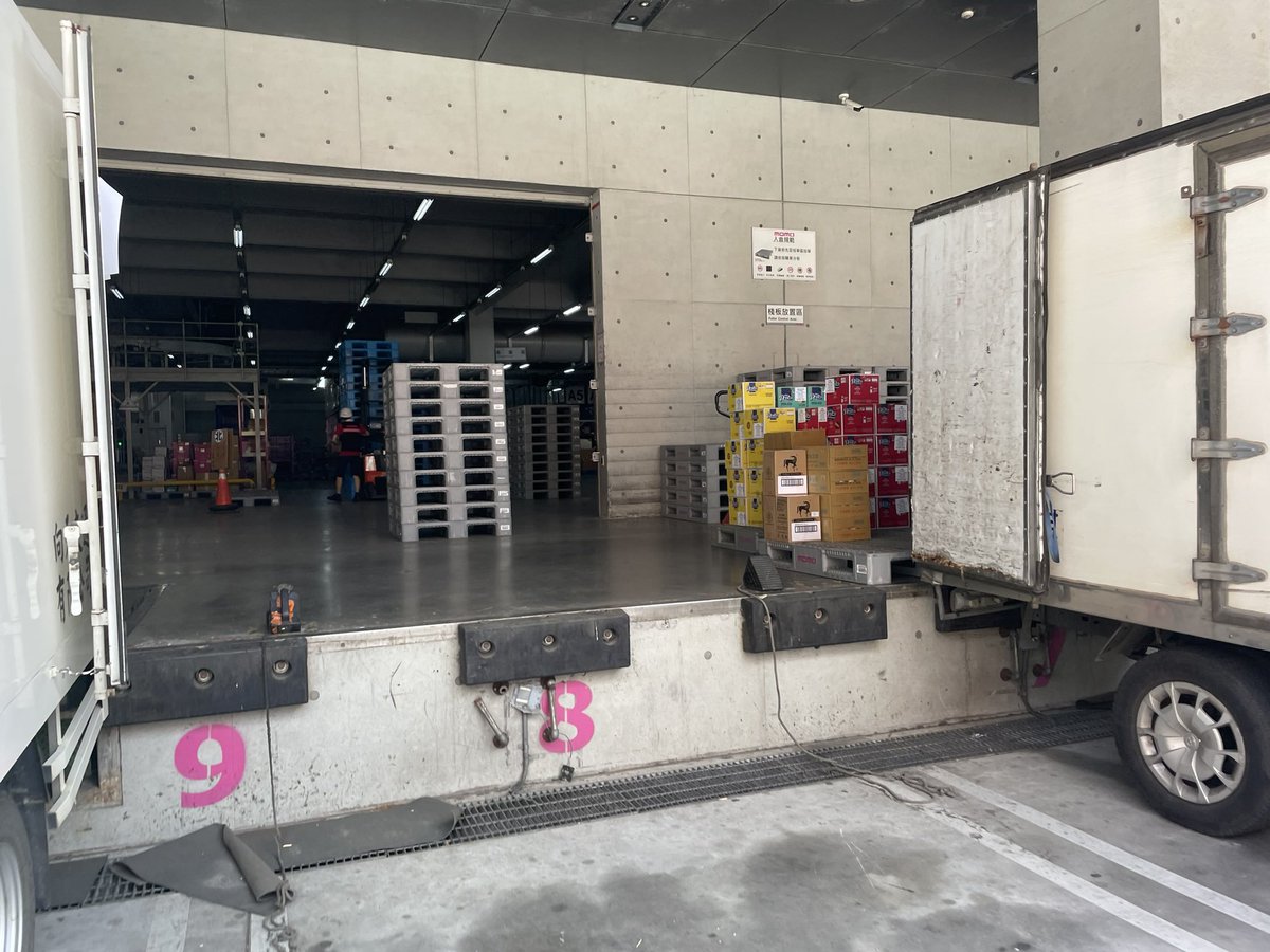 Hsaing_1013's tweet photo. 我就不信
這樣還猜的到是哪

#貨運司機 #再累再煩也得笑笑的 https://t.co/GPQsavLHSm