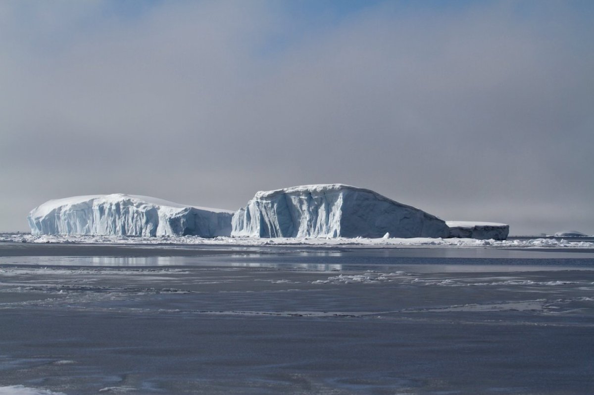 “टिपिंग प्वाइंट्स” (Tipping Points) वे बिंदु होते हैं जहां पृथ्वी की जलवायु प्रणाली में इतना परिवर्तन हो जाता है कि वह खुद-ब-खुद और तेजी से, बिना मानवीय हस्तक्षेप के, एक नई अवस्था की ओर बढ़ने लगती है। ये आम तौर पर अपरिवर्तनीय (irreversible) या बहुत मुश्किल से पलटने योग्य होते