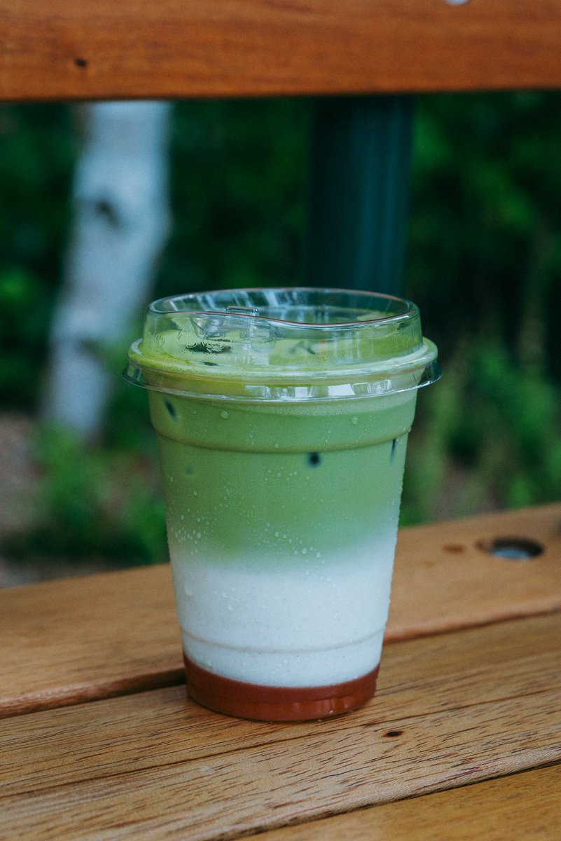 _travelkim's tweet image. 경복궁역 차수시간의 복숭아 제주성읍말차라떼
넘 맛있다… 직접 격불 해주시는 것도 좋고 말차 자체는 가볍고 부드러운데 복숭아랑 말차가 이렇게 잘 어울릴수가… 아래 깔린 복숭아청을 살짝살짝 섞어서 먹으면 입안에 온갖 초여름 향기가 쏟아져…