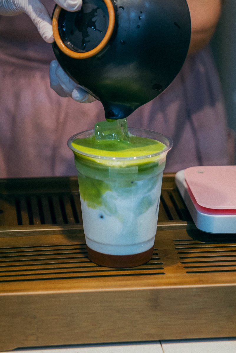 _travelkim's tweet image. 경복궁역 차수시간의 복숭아 제주성읍말차라떼
넘 맛있다… 직접 격불 해주시는 것도 좋고 말차 자체는 가볍고 부드러운데 복숭아랑 말차가 이렇게 잘 어울릴수가… 아래 깔린 복숭아청을 살짝살짝 섞어서 먹으면 입안에 온갖 초여름 향기가 쏟아져…