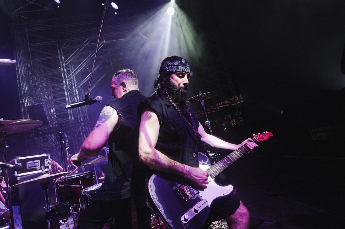 Icónica Santalucía Sevilla Fest (@iconicafest) on Twitter photo No fue un concierto, fue un grito 🗣️🔥
<a href="/cypresshill/">Cypress Hill ™</a> + <a href="/MolotovBanda/">Molotov</a>
📸 @niccolo_guasti_photo & <a href="/mauribuhigas/">Mauri Buhigas</a>.foto
#IcónicaSantalucíaSevillaFest2025 No fue un concierto, fue un grito 🗣️🔥
<a href="/cypresshill/">Cypress Hill ™</a> + <a href="/MolotovBanda/">Molotov</a>
📸 @niccolo_guasti_photo & <a href="/mauribuhigas/">Mauri Buhigas</a>.foto
#IcónicaSantalucíaSevillaFest2025