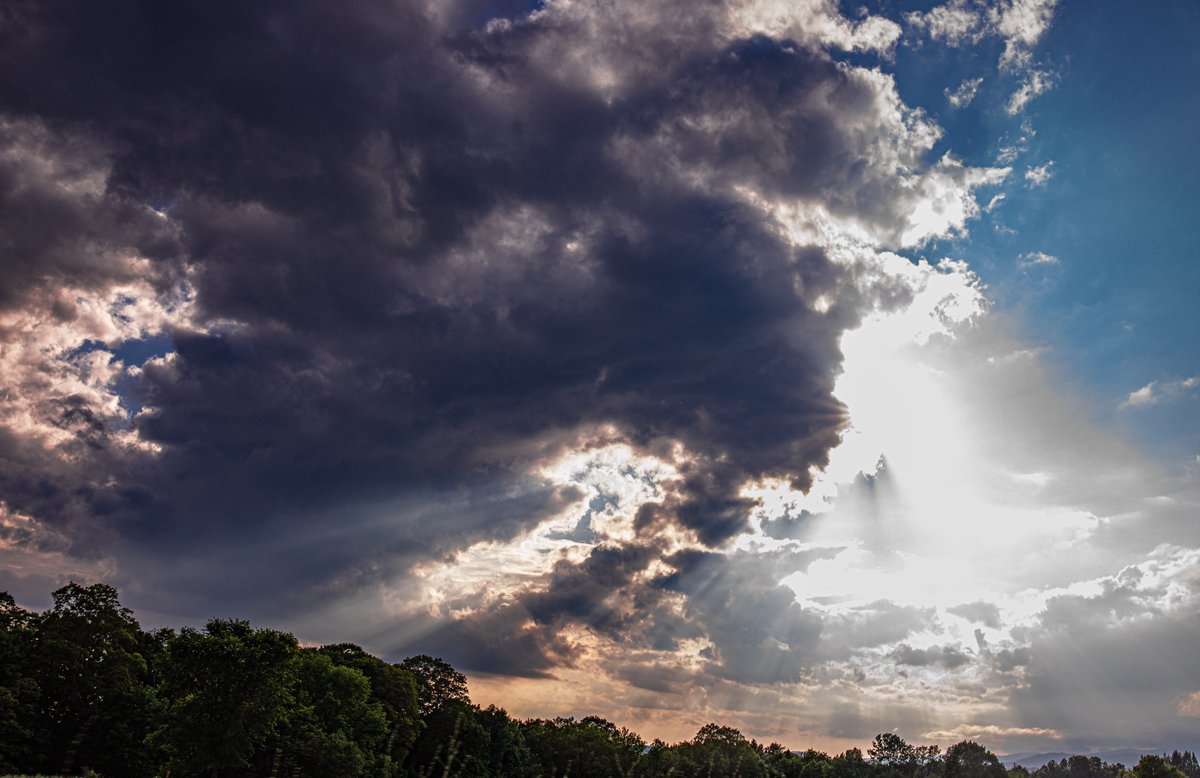 fotogosaurus's tweet photo. break on through https://t.co/pKWHFphrxl #VT #Vermont #NewEngland #clouds #sky #skyScape #lookUp #breakOnThrough #think #reflect #remember #Canon #new #old #start #end #Canon #change #shift #cusp #between #moment #inTheCar #InFront https://t.co/Ekrvd8ojHe